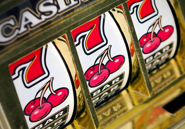 Mobile streaming view of a Red Tiger roulette table on qqstar slot